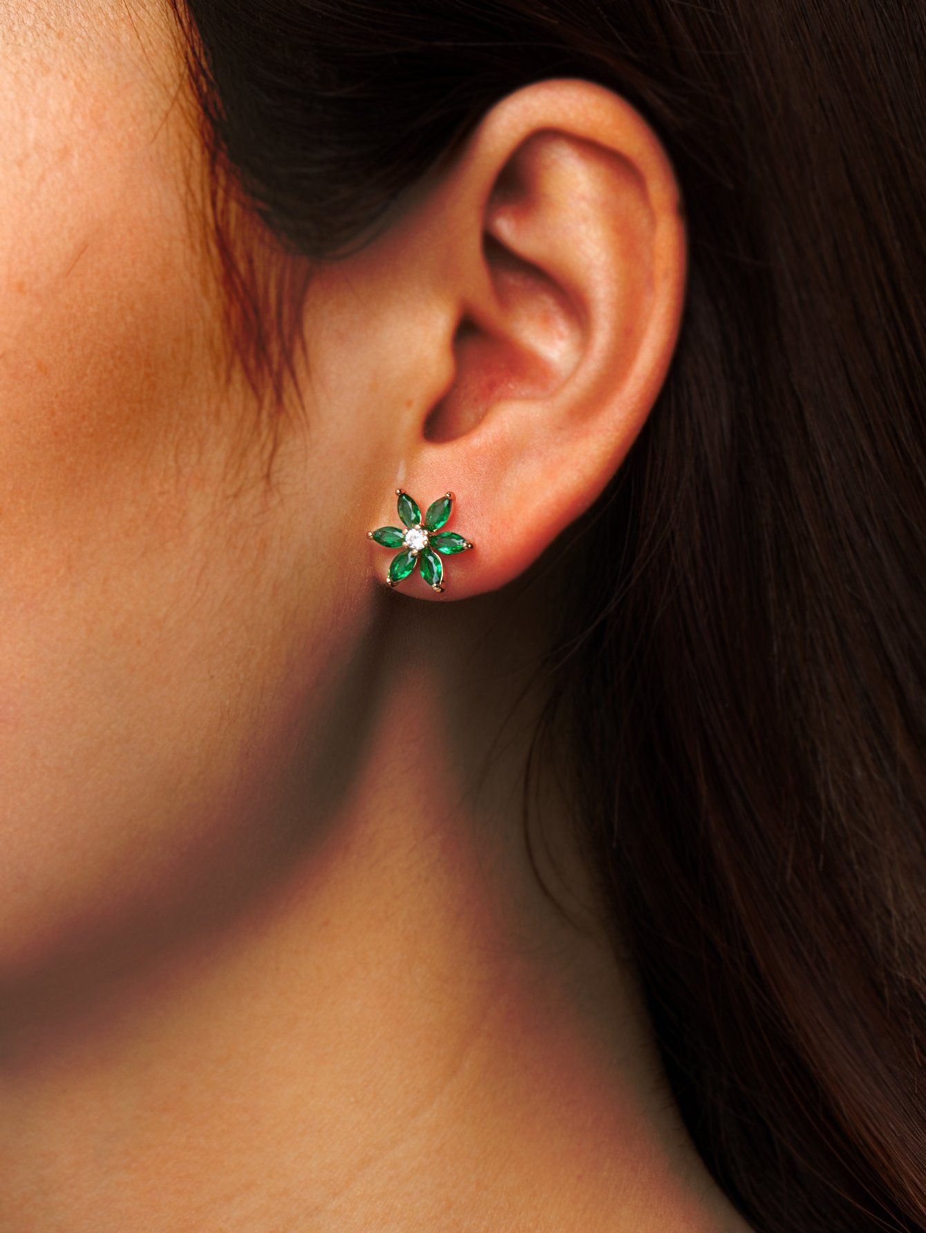 Commuter Simple Green Zircon Petal Earrings
