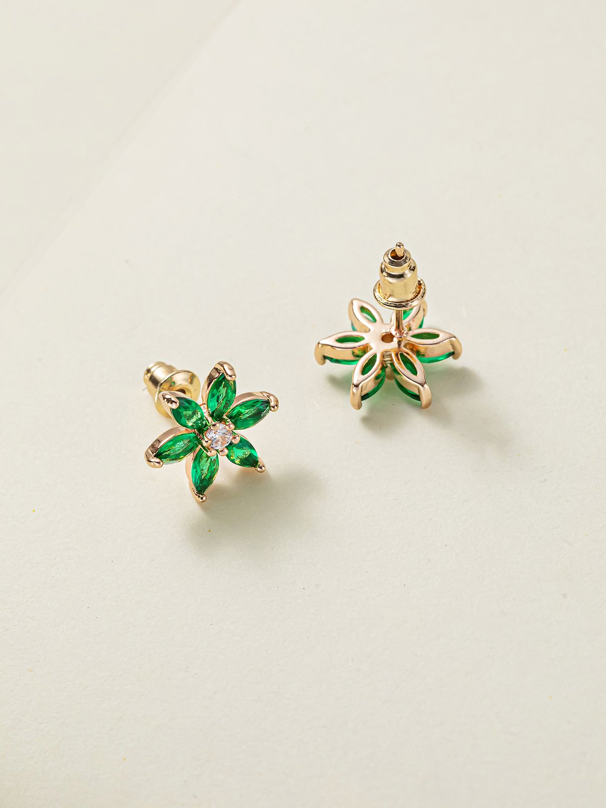 Commuter Simple Green Zircon Petal Earrings