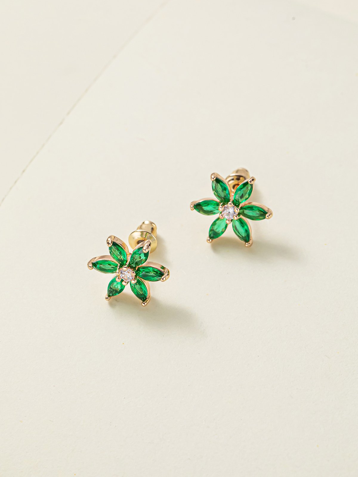 Commuter Simple Green Zircon Petal Earrings