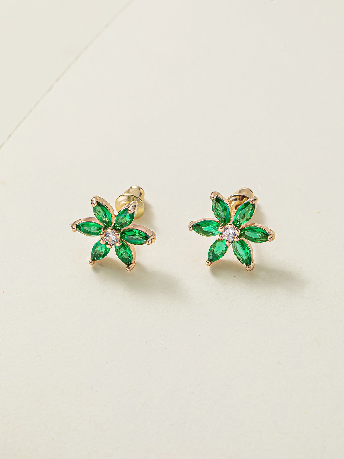 Commuter Simple Green Zircon Petal Earrings